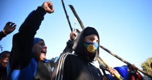 Biobío: cerca de 100 personas se tomaron Municipalidad de Tirúa