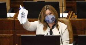 Ex vocera de Kast, alcaldesa de San Bernardo por 12 años y desilusionada del Gobierno: la vida política de la diputada Nora Cuevas