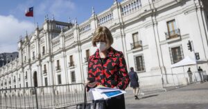 Evelyn Matthei mira hacia La Moneda
