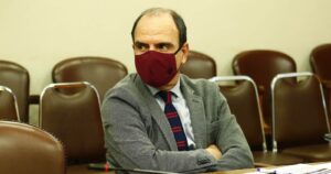 Monckeberg se suma a críticas del Gobierno por impuesto a los súper ricos: 