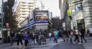 Nueve regiones suben en casos activos de COVID-19 y la RM sigue a la baja en contagios