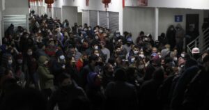 Alerta por gran aglomeración de personas en mall chino de Santiago en primer día de desconfinamiento