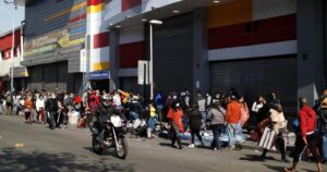 Sumarios sanitarios y aglomeraciones: el caótico desconfinamiento de Santiago y Estación Central