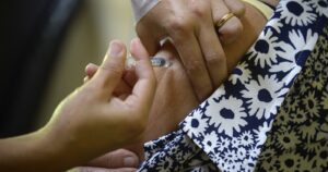 Vacuna de Moderna mostró resultados prometedores en adultos mayores