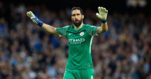 En Italia afirmaron que Claudio Bravo es opción para el AC Milan