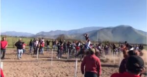 VIDEO - Más de 200 personas fueron sorprendidas en carreras de caballos clandestinas en Lampa