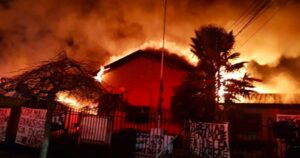 Violenta noche en Curacautín, Ercilla y Victoria: vecinos desalojan municipio tomado por comuneros mapuches