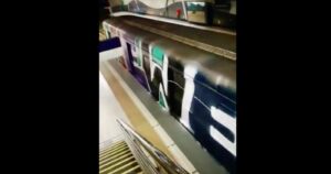 VIDEOS - Encapuchados vandalizan vagón de Metro en estación Los Presidentes