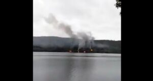 VIDEO | Ataque incendiario deja cuatro cabañas quemadas en el Lago Lanalhue