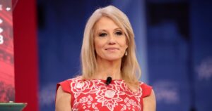 Asesora estrella de Donald Trump deja su cargo por complicaciones familiares