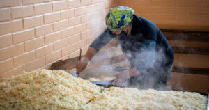 Vecinos de Bajos de Mena recibirán 100 mil almuerzos para 30 ollas comunes