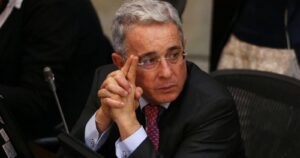 Mientras cumple arresto domiciliario: Álvaro Uribe y sus hijos dan positivo a coronavirus