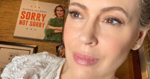 VIDEO - Alyssa Milano dio cuenta de cómo ha perdido cabello por culpa del COVID-19