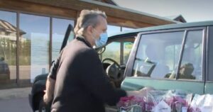Miguel Bosé apareció comprando con mascarilla pese a sus protestas por su uso