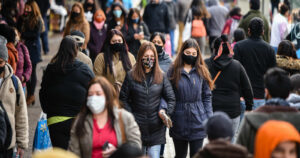 Encuesta Cadem: temor al coronavirus cae seis puntos