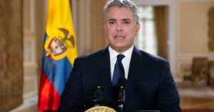 Presidente de Colombia Iván Duque entrega respaldo a Uribe en medio de proceso judicial