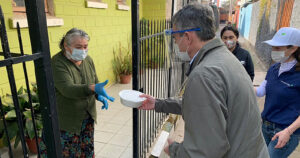 Vecinos vulnerables y adultos mayores de Puente Alto recibirán más de 10 mil almuerzos durante dos meses