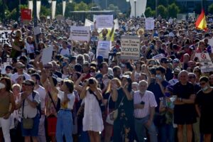 Sin mascarilla ni distancia social: miles de españoles protestaron contra las restricciones del coronavirus