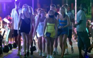 Las 4 actitudes por las que se culpan a los jóvenes de los rebrotes del coronavirus en Europa