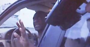 Revelan registro de la cámara corporal de uno de los policías que mató a George Floyd