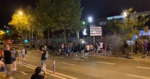Hinchas del FC Barcelona salieron a protestar por la inminente salida de Lionel Messi