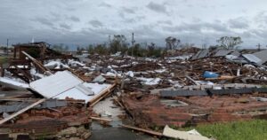 VIDEOS - Huracán Laura deja graves daños y al menos tres muertos en Estados Unidos