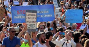 Hombre que participó en marcha contra las mascarillas en España está internado grave por coronavirus