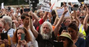 ¿Quiénes están detrás de movimiento antimascarilla que cobra impulso en Europa?