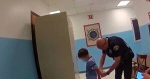 VIDEO – “Vas a ir a la cárcel”: la detención de un niño discapacitado de 8 años que conmociona a EE.UU.