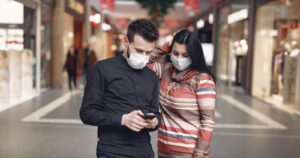 Por qué para los occidentales es tan difícil aceptar el uso obligatorio de la mascarilla