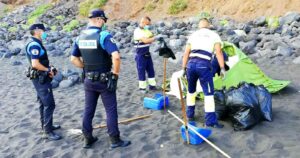 España: desalojan playa donde más de 50 personas se reunieron para propagar el coronavirus