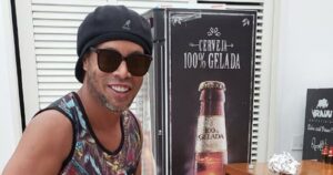 Denuncian que Ronaldinho realiza fiestas con modelos durante su arresto domiciliario en Paraguay