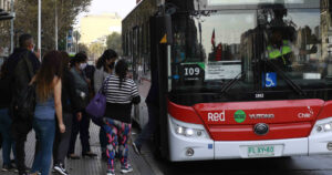 Transportes reconoce que distanciamiento de 1 metro es imposible en el Transantiago