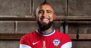 Arturo Vidal mostró oficialmente la nueva camiseta de la Roja