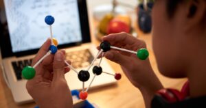 Cómo postular a los cupos Explora Unesco para estudiar carreras científicas