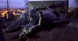VIDEO – Indígenas de Colombia derriban la estatua de conquistador español