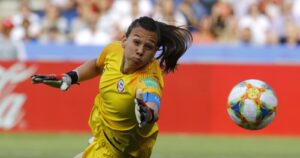 Christiane Endler aparece en equipo ideal de la Champions femenina