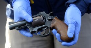 Investigan muerte de joven que se disparó jugando a la 