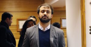 El accidentado regreso de Jorge Sharp al concejo municipal tras tres semanas de ausencia: ediles y dirigentes lo acusan de permitir el acoso laboral