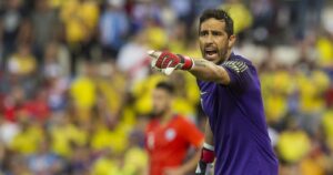 Pablo Milad confirmó que Claudio Bravo y Erick Pulgar serán bajas para las clasificatorias