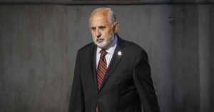 Abbott rechaza cambiar de fiscal en causa contra Piñera y agrega a Armendáriz a la investigación