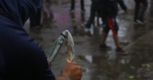 Primera condena tras estallido social: cinco años para joven por lanzar bombas molotov a Carabineros