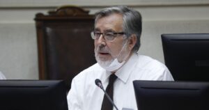 Senador Guillier pide al CNTV tomar acciones por apariciones de Lavín en la TV: 