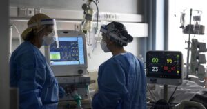 Más de 37 mil trabajadores de la salud resultaron contagiados con coronavirus en Chile