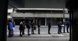 Desempleo baja levemente en el trimestre junio-agosto pero se mantiene sobre el millón de personas