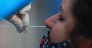 La evidencia científica que llevó a bajar de 14 a 11 días el aislamiento para los casos de COVID-19