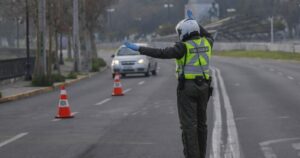 Carabinero fue arrastrado 30 metros por conductor que intentó evadir control policial