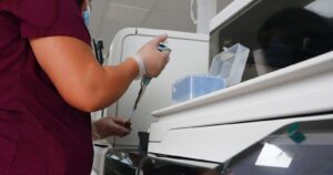 OMS distribuirá 120 millones de test rápidos de COVID-19 en países vulnerables