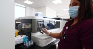 Cómo funciona el pool testing, el método para aumentar los exámenes de COVID-19