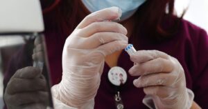 ISP identifica las variantes genéticas del coronavirus en el norte, centro y sur de Chile